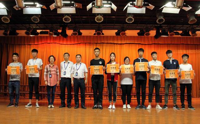 調(diào)整大小 13、楊繼強(qiáng)書記、李波書記和沈群書記給獲得優(yōu)秀獎的代表隊(duì)頒獎.jpg