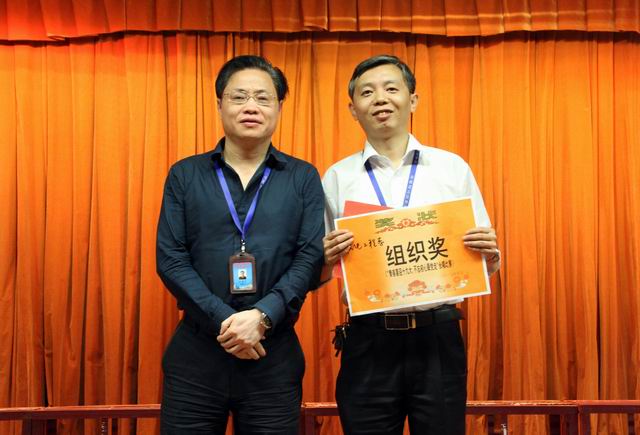 調(diào)整大小 9、任建設(shè)副院長給機(jī)電工程系頒發(fā)組織獎.jpg