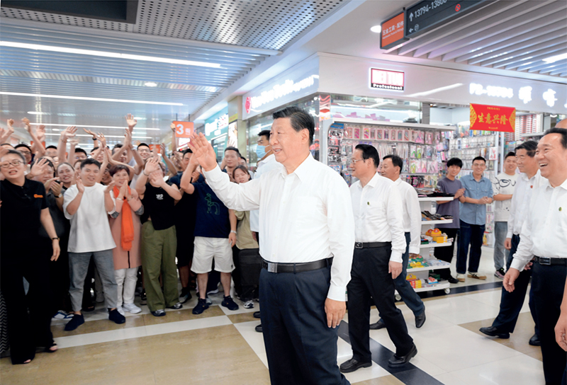 2023年9月20日至21日，中共中央總書(shū)記、國(guó)家主席、中央軍委主席習(xí)近平在浙江考察。這是20日上午，習(xí)近平在義烏國(guó)際商貿(mào)城考察時(shí)，同商戶(hù)親切交流。 新華社記者 李學(xué)仁/攝