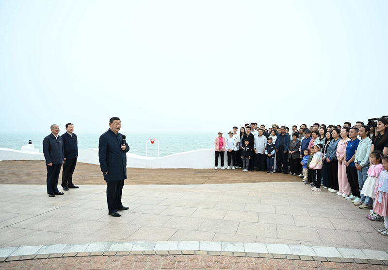 5月22日至24日，中共中央總書(shū)記、國(guó)家主席、中央軍委主席習(xí)近平在山東考察。這是22日下午，習(xí)近平在日照市陽(yáng)光海岸綠道同市民和游客親切交流。