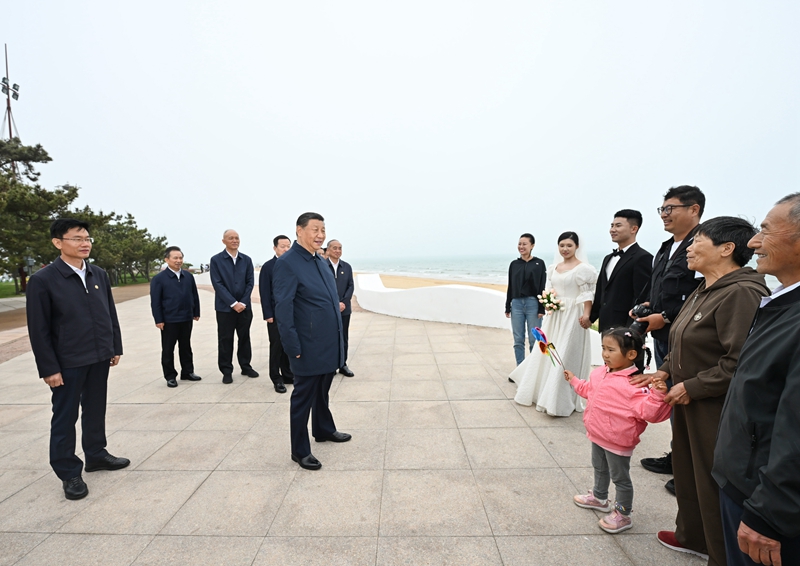5月22日至24日，中共中央總書(shū)記、國(guó)家主席、中央軍委主席習(xí)近平在山東考察。這是22日下午，習(xí)近平在日照市陽(yáng)光海岸綠道同市民親切交流。
